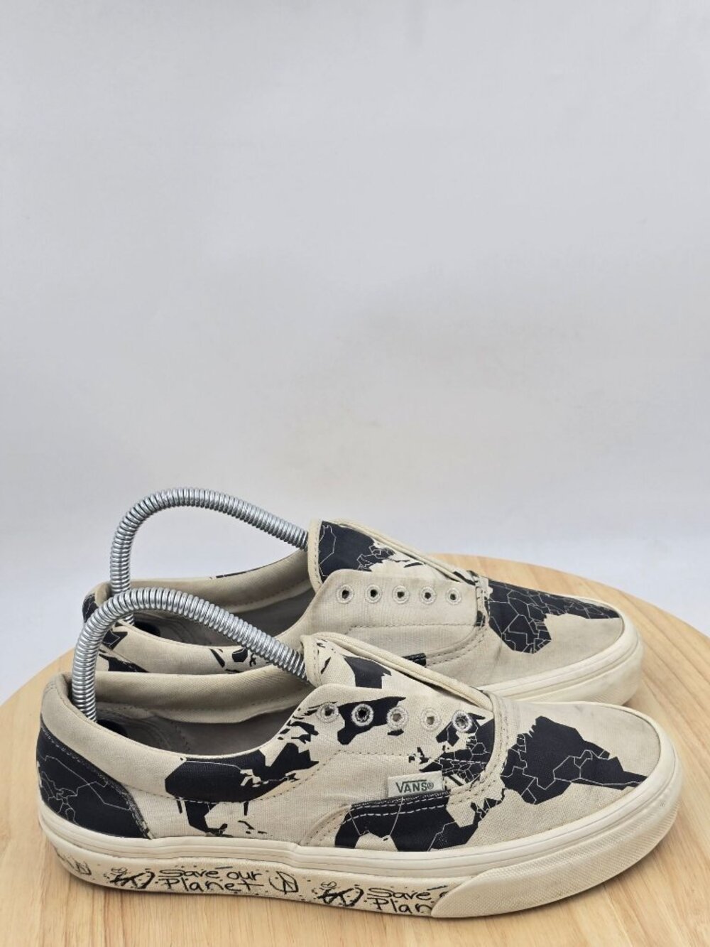 Vans UA Era “Save Our Planet” Sneaker Skater Shoes- White/Black Womens sz 8